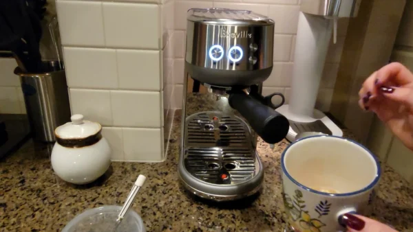 Breville Bambino - My review. Let's make a latte! :)