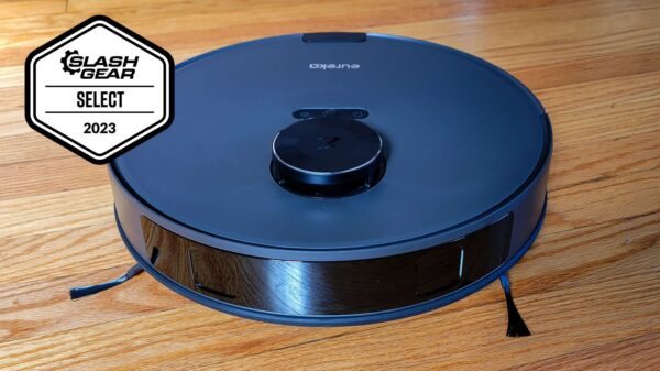 Eureka E10S Review: Here's How This Robot Vacuum Handles Pets And People