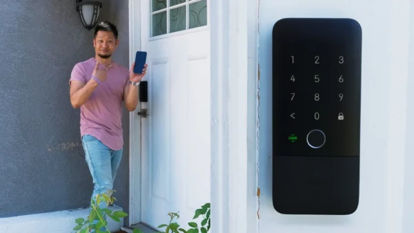 Is This The Best Smart Lock for iPhone? The Aqara U400 + Thermostat Hub W200