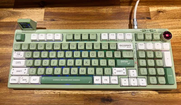 EPOMAKER RT100 mechanical keyboard review - kinda retro and kinda futuristic - The Gadgeteer
