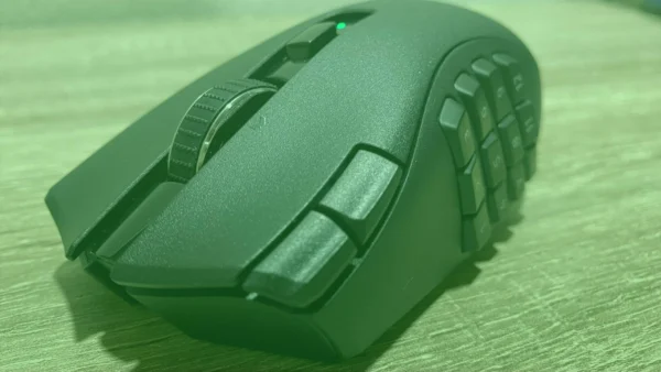 Razer Naga V2 HyperSpeed Review – Versatile Compromise