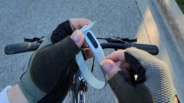Fitbit Air Review: How Google's Newest Wearable Judge Tells You Its Truth - SlashGear