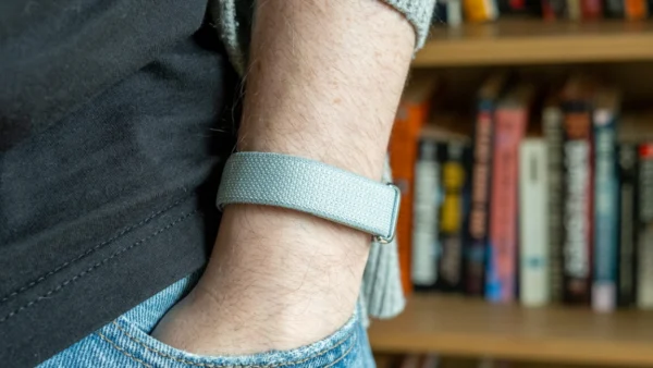 The Fitbit Air is a good wearable weighed down by a chatty AI "coach"