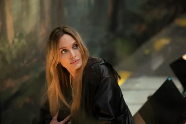AwardsWatch - ‘Couture’ Review: Angelina Jolie is Coming Apart at the Seams in Alice Winocour’s Underwhelming Fashion...