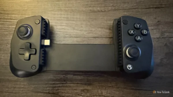 This Cheap Snap-On Controller Is Fantastic for Mobile Gaming