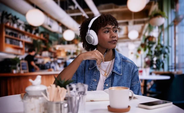 JBL Live 780NC Review: A Week of Battery, Barely Any Compromise